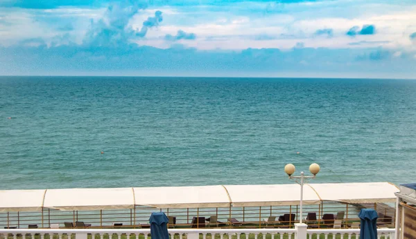 Taket Taket Över Solstolar Stranden Mot Havet — Stockfoto