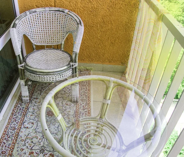 Удобная Зона Отдыха Балконе Плетеным Креслом Ротанга Прозрачным Стеклянным Столом — стоковое фото