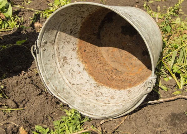 Old Dirty Rusty Iron Bucket Dirty Internal External Work Lies — Stock Photo, Image