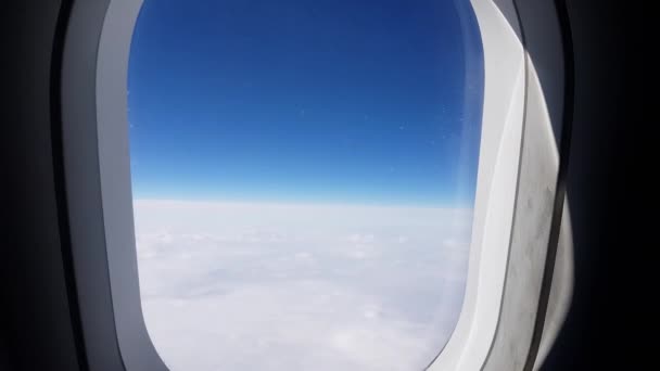 La mano abre y cierra la ventana del avión para mirar hacia fuera durante el viaje aéreo. Primer plano de la ventana de un avión volador. Avión sobre las nubes, vídeo 4k — Vídeo de stock