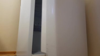 Bir kadın eli boş bir buzdolabını açar ve kutuları çeker, 4K video.
