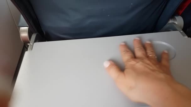 Bordslåset för flygplansbrickan. Närbild av en passagerares handöppning och stängning av ett bord för flygplanssäten, 4k video — Stockvideo