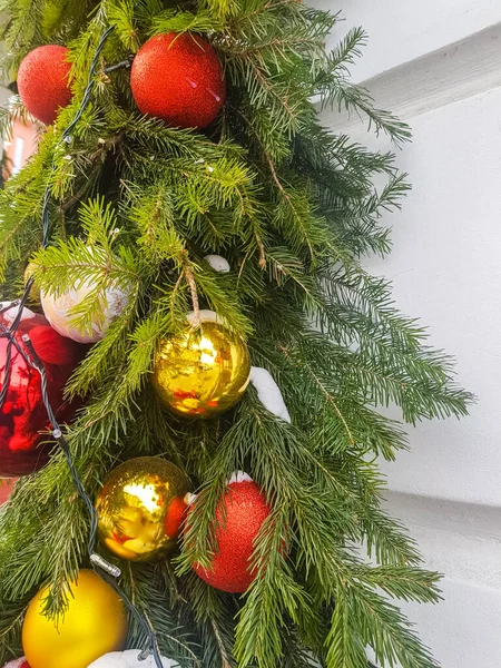 Χριστουγεννιάτικες Μπάλες Κρέμονται Ένα Κλαδί Ελάτης Κάθετη Εορταστική Γιρλάντα Στο — Φωτογραφία Αρχείου