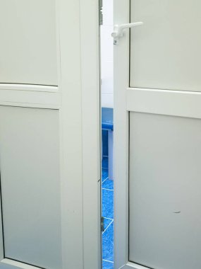 Bir tıp laboratuarına ya da bir doktorun ofisine, dikey bir çerçeveye biraz açık bir kapı..