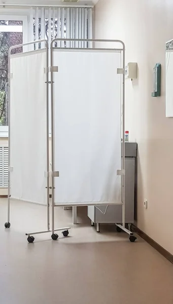 Innenraum Einer Hellen Arztpraxis Mit Klappbarem Bildschirm Vertikaler Rahmen — Stockfoto