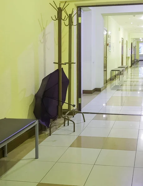 Állvány Akasztófa Nyitott Esernyővel Egy Üres Szobában Folyosón Egy Orvosi — Stock Fotó
