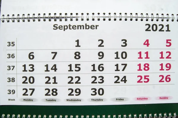 September 2021 Närbild Väggkalender Sida Med Arbetsdagar Och Helger — Stockfoto