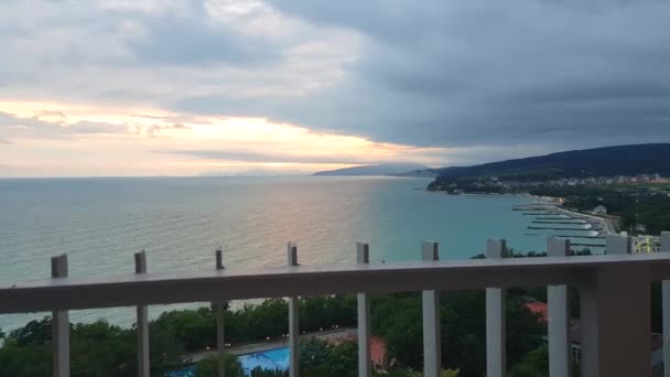 4K视频 从酒店阳台上眺望大海上金色的落日 — 图库视频影像