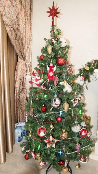 Festliche Dekoration Des Wohnzimmers Mit Einem Weihnachtsbaum Mit Spielzeug Und — Stockfoto