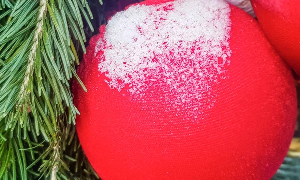 Nahaufnahme Einer Rot Glänzenden Weihnachtskugel Die Mit Schnee Bedeckt Ist — Stockfoto