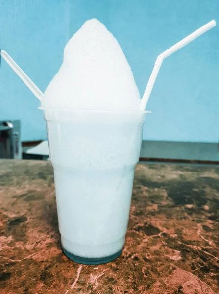 含氧的鸡尾酒 用吸管和一个勺子在塑料杯里 这是一种有益的饮料 可用来丰富身体的氧气 — 图库照片