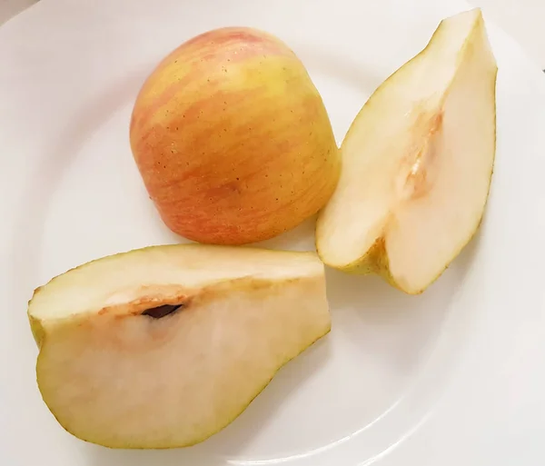 Κάτοψη Ενός Λευκού Πιάτου Τρεις Φέτες Αχλάδια Φέτες Και Μήλα — Φωτογραφία Αρχείου