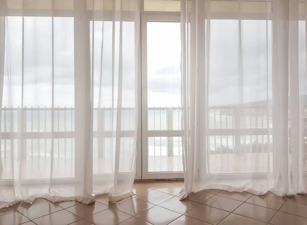 Výhled Moře Průhlednou Oponou Obrovském Panoramatickém Okně Balkonem Moderní Interiér Royalty Free Stock Fotografie