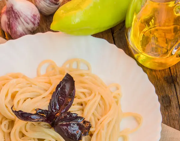 Spaghetti Pasta White Plate Basil Old Wooden Table — Stock Photo, Image