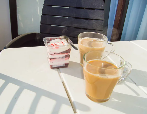 一个健康的甜点是奶油酸奶与浆果果酱和两杯拿铁咖啡 有选择的重点 顶部视图 有阳光和阴影的桌子的顶部视图 — 图库照片