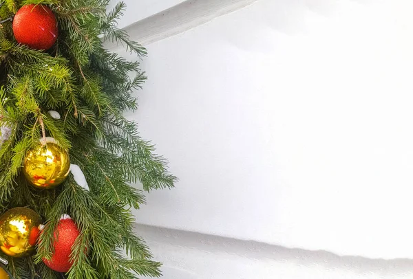 Χριστουγεννιάτικο Πλαίσιο Κλαδιά Χριστουγεννιάτικου Δέντρου Χρυσές Και Κόκκινες Χριστουγεννιάτικες Μπάλες — Φωτογραφία Αρχείου