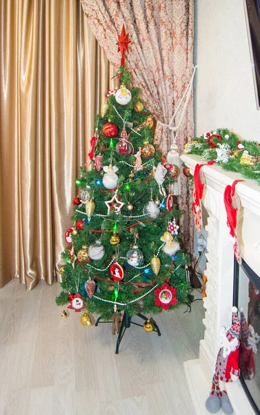 Decoración festiva del interior del salón, con un árbol de Navidad con juguetes y una estrella — Foto de Stock