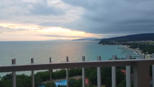 4k video, Hermosa vista desde el balcón del hotel de la puesta de sol de oro sobre el mar — Vídeos de Stock