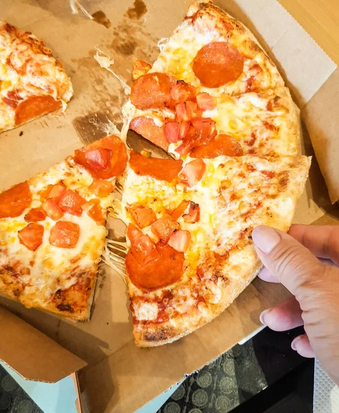 あなたの手にピザのスライス トップビュー — ストック写真