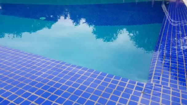 Video Superficie Blu Dell Acqua Una Piscina All Aperto Con — Video Stock