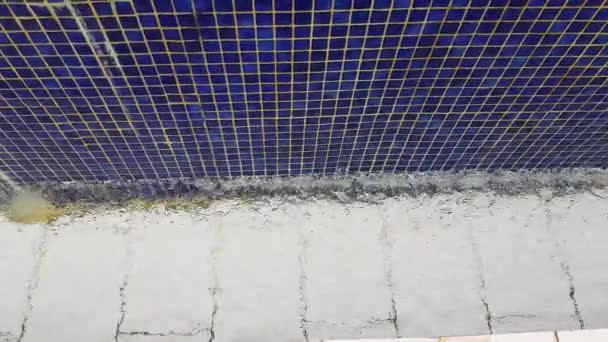 Vídeo Fundo Azul Textura Piscina Com Pequenas Telhas Mosaico Azul — Vídeo de Stock