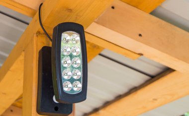 LED projektör, çatıda bir projektör, bir kır evini aydınlatmak için.