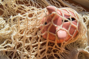 Tekrar kullanılabilir bir alışveriş çantasının içindeki kumbara, sıfır atık, tasarruf, üst görüntü, yakın çekim kavramı..