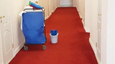 4k video, otel odası temizliği, ev kimyasalları ve temizlik aletleri için mavi tramvay.