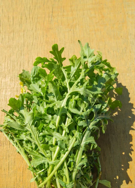 Bunch Fresh Green Arugula Light Wooden Background Bright Sunlight Top — Stock Photo, Image