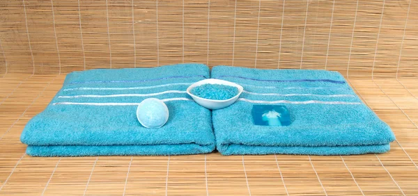 Блакитні рушники з морською сіллю та милом на бамбуковому килимку — стокове фото