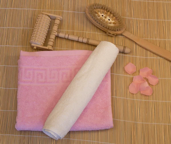 Badkar tillbehör, rosa, vit handduk på bambu matta — Stockfoto