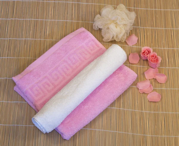 Pink, white towel with petal on bamboo Mat — Stock Photo, Image