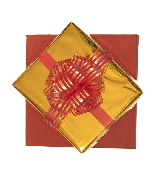 Caixas de presente isoladas em embalagens vermelhas e douradas, vista superior — Fotografia de Stock