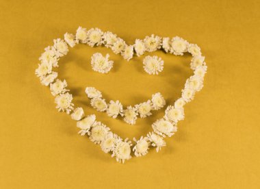 çiçekler, sarı arka plan yürekten sembolü