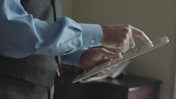 Gros plan cinématographique de l'homme d'affaires sur tablette 