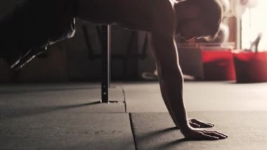 Sinematik Yoga şınav (orta shot)