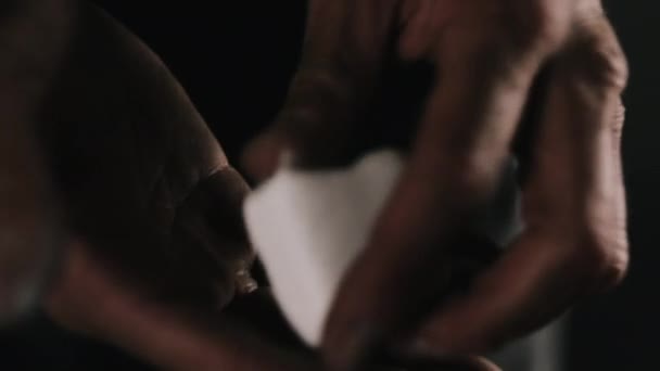 Marquage à la craie les mains