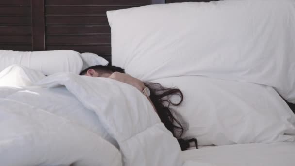 Attraktives Paar wacht im Schlafzimmer auf — Stockvideo