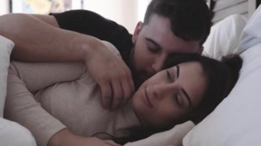 Güzel çift sabah uyanma closeup