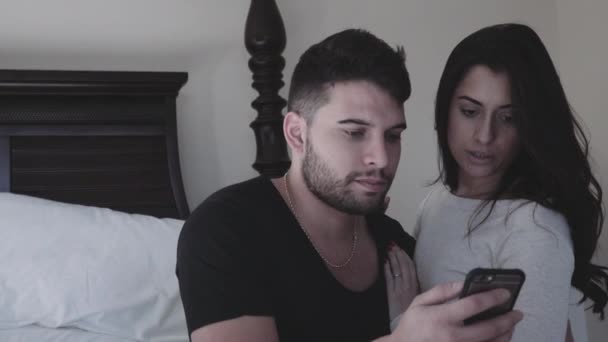 Atractiva pareja joven mirando el teléfono por la mañana — Vídeo de stock