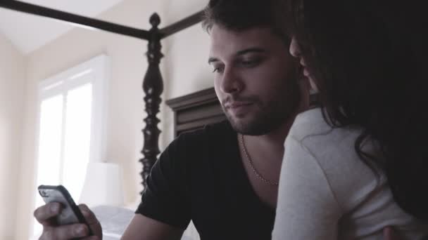 Hermosa pareja joven mirando el teléfono por la mañana — Vídeos de Stock