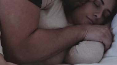 Güzel çift sabah öpüşme closeup