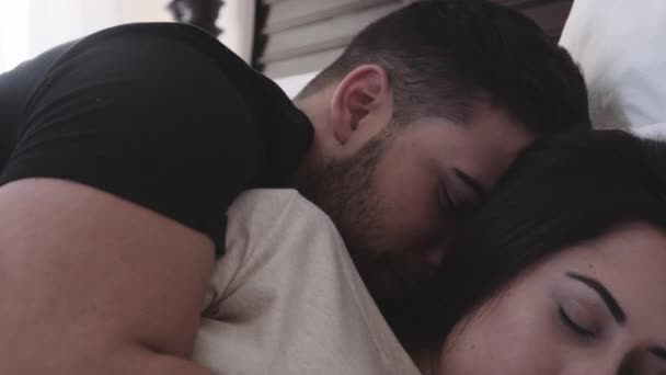 Primer plano de hermosa pareja despertando — Vídeo de stock