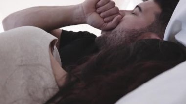 Aşırı closeup öpüşme ve sabah uyanma Çift