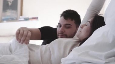 Güzel çift sabah uyanma