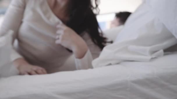 Hermosa pareja despertando por la mañana — Vídeo de stock