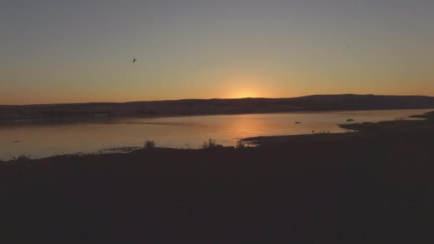 Drone aéreo 4K Disparo de hermoso lago con aves al atardecer — Vídeo de stock