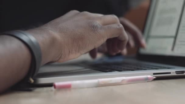 Närbild på manlig student händer att skriva på tangentbordet — Stockvideo