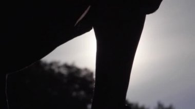 Sinematik güneş patlaması ile germe sporcunun yakın