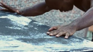 Çok uygun siyah erkek atlet'ın üst vücut germe ve dinlenme sırasında